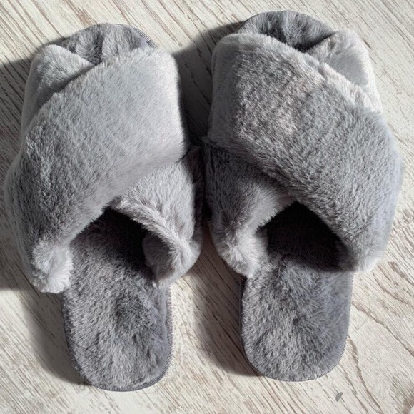 Grey Crisscross Fluffy Faux Fur slipper - Picture 2 of 4